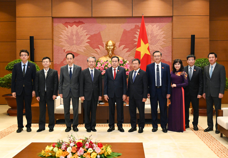 Chủ tịch Quốc hội Trần Thanh Mẫn và Đại sứ Trung Quốc Hùng Ba cùng đại biểu hai nước chụp ảnh lưu niệm tại cuộc tiếp. (Ảnh: DUY LINH)