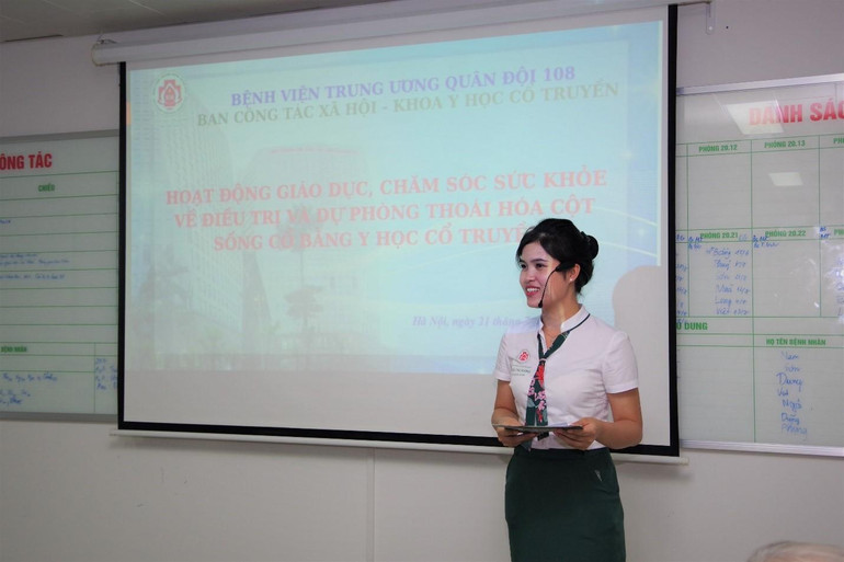 Nhân viên Ban Công tác xã hội xây dựng kế hoạch, phối hợp với các khoa trong bệnh viện tổ chức buổi giáo dục sức khỏe.