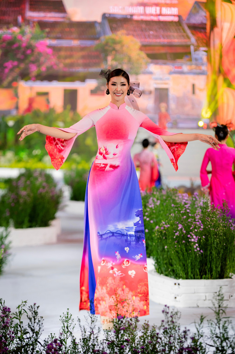 Tường Vy - Miss Tourism World 2019 - Hoa hậu Du lịch Thế giới 2019 trong tà áo dài hình ảnh Đà Nẵng.