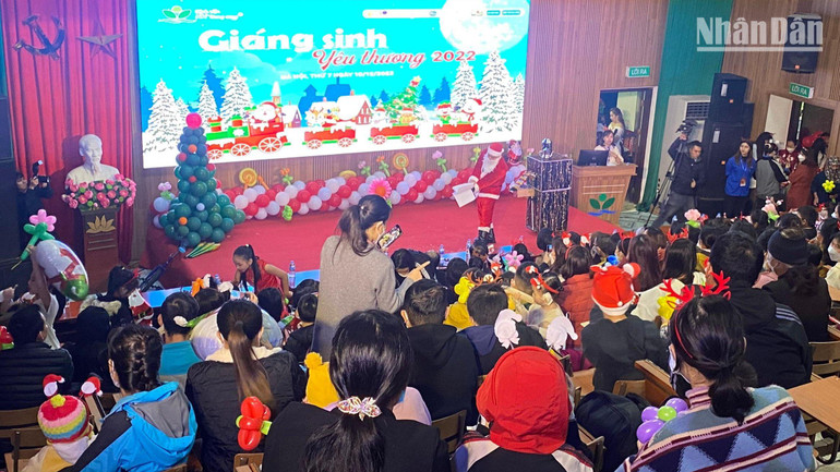 Các bé được thưởng thức nhiều tiết mục nghệ thuật đặc sắc.