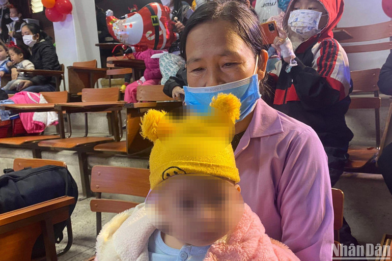 Bà Nọ Thị M. (dân tộc Thái, Lào Cai) thương cháu nội mới 14 tháng đã mắc bệnh ung thư máu.