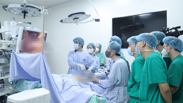 Các bác sĩ trình diễn một ca phẫu thuật ít xâm lấn ngay tại hội thảo.