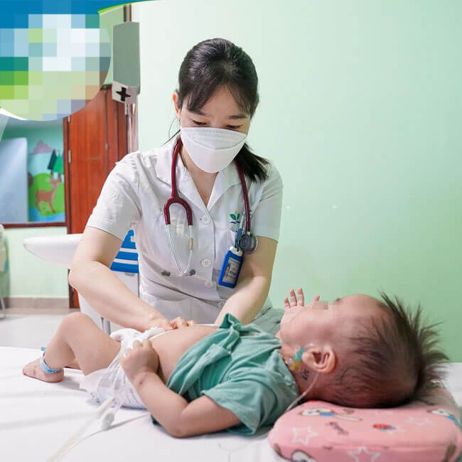 Bệnh nhi được khám lại trước khi xuất viện.