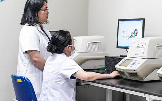 PGS, TS Phùng Thị Bích Thủy cùng đồng nghiệp đang thực hiện kỹ thuật Realtime PCR xét nghiệm chẩn đoán Adenovirus.