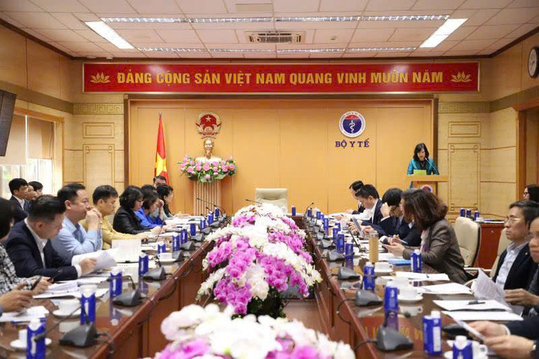 Bộ trưởng phát biểu tại cuộc họp.