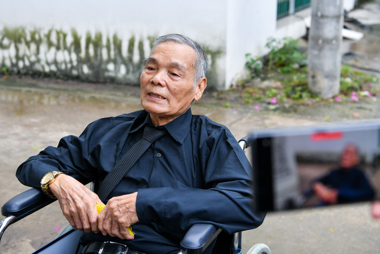 Ông Vương Khắc Duy (83 tuổi) ngồi trên chiếc xe lăn vào viếng Tổng Bí thư.