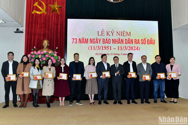 Tổng Biên tập Báo Nhân Dân Lê Quốc Minh trao Kỷ niệm chương Vì sự nghiệp Báo Nhân Dân tặng các cá nhân. (Ảnh: ĐĂNG KHOA) Tổng Biên tập Báo Nhân Dân Lê Quốc Minh trao Kỷ niệm chương Vì sự nghiệp Báo Nhân Dân tặng các cá nhân. (Ảnh: ĐĂNG KHOA)