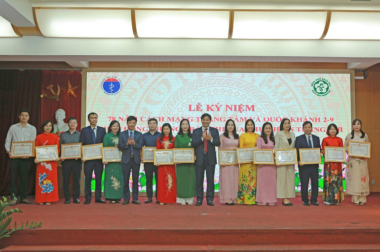 Cá nhân và đại diện tập thể nhận Bằng khen.