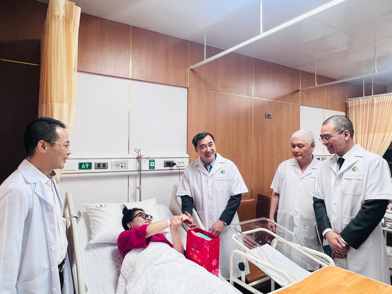 Đoàn lãnh đạo Bộ Y tế thăm hỏi, động viên người bệnh nằm điều trị tại Bệnh viện Phụ sản Hà Nội. Đoàn lãnh đạo Bộ Y tế thăm hỏi, động viên người bệnh nằm điều trị tại Bệnh viện Phụ sản Hà Nội.
