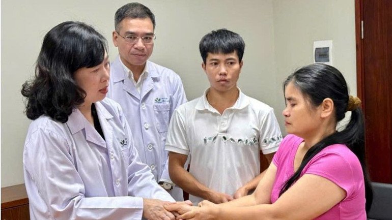 Bộ trưởng Y tế Đào Hồng Lan động viên gia đình bệnh nhi. Bộ trưởng Y tế Đào Hồng Lan động viên gia đình bệnh nhi.