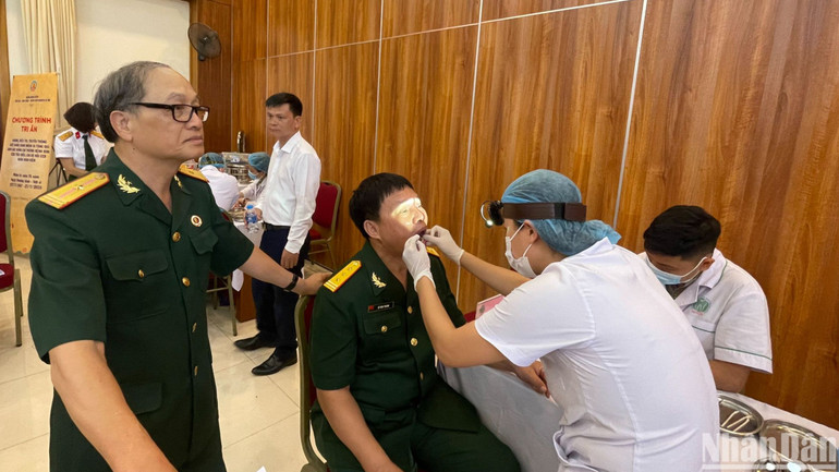 Các bác sĩ khám cho các cựu chiến binh quận Hoàn Kiếm.