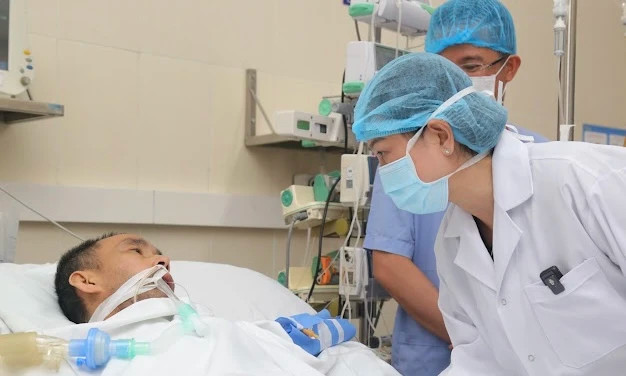 Bộ trưởng Y tế Đào Hồng Lan thăm hỏi sức khỏe người nhận tạng.