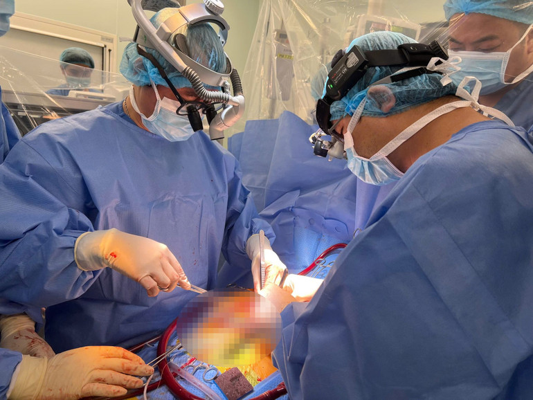 Các bác sĩ tiến hành ghép cho người bệnh.