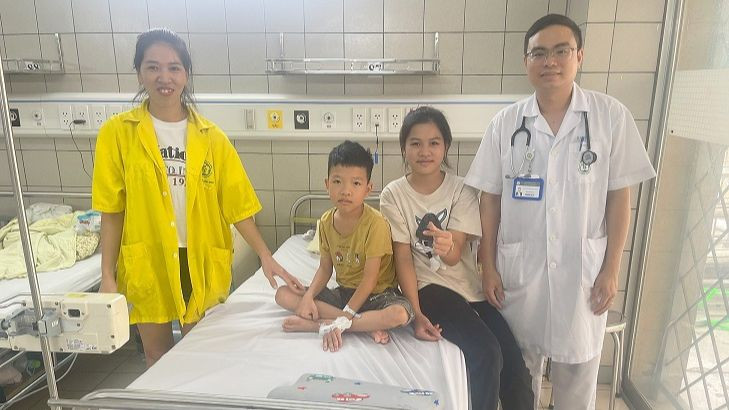 Thạc sĩ, bác sĩ Nguyễn Hữu Hiếu cùng gia đình bệnh nhi.