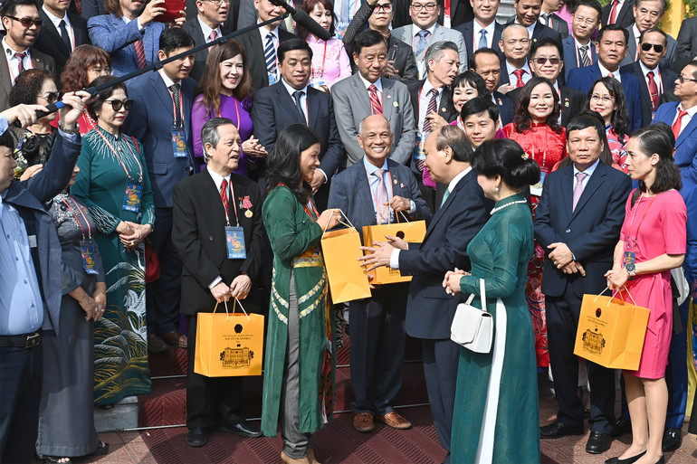 Chủ tịch nước Nguyễn Xuân Phúc tặng quà lưu niệm cho đại biểu kiều bào dự Chương trình Xuân Quê hương 2023, tại Phủ Chủ tịch.