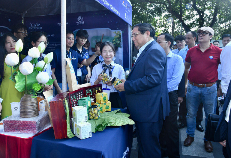 Thủ tướng Phạm Minh Chính thăm một gian hàng trình bày ý tưởng khởi nghiệp.