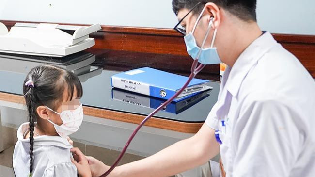 Bác sĩ khám bệnh cho H.A tại Khoa Gan mật. Bác sĩ khám bệnh cho H.A tại Khoa Gan mật.