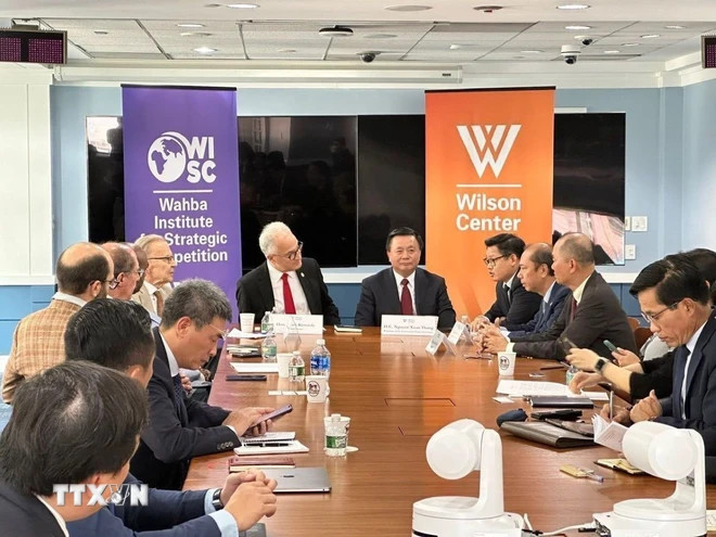 Ông Nguyễn Xuân Thắng và đoàn làm việc với Trung tâm Wilson. (Ảnh: Kiều Trang/TTXVN)