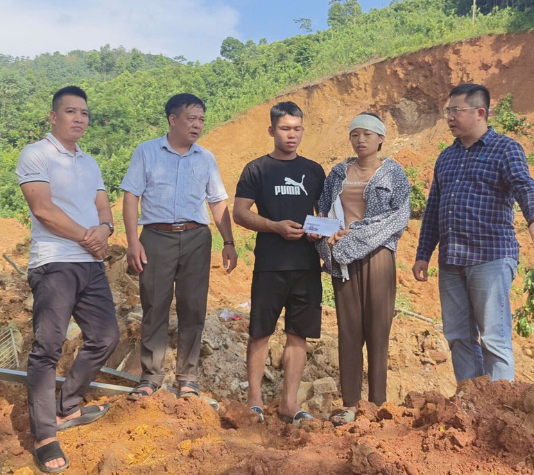 Đoàn Tạp chí Kinh tế Môi trường thăm hỏi gia đình ông Khuyến.