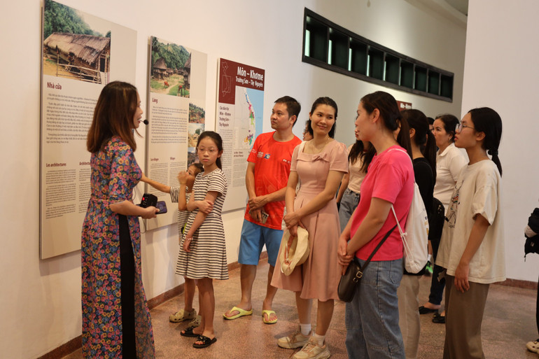 Chuỗi hoạt động miễn phí của Bảo tàng Dân tộc học thu hút đông đảo du khách đăng ký tham gia trải nghiệm.