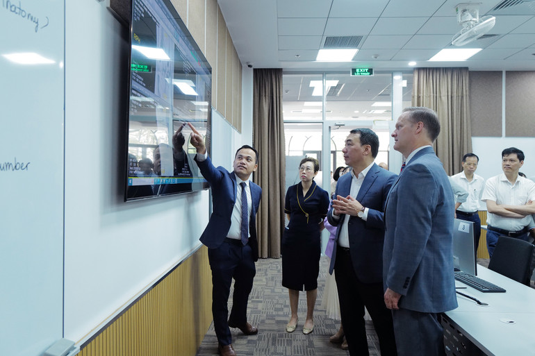 Các đại biểu tham quan Trung tâm.