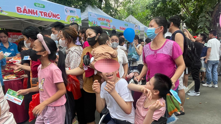 Chị Bùi Thị L. (xã Nghĩa Sơn, huyện Nghĩa Hưng, tỉnh Nam Định) đưa 2 con bị bại não đi nhận quà. Chị Bùi Thị L. (xã Nghĩa Sơn, huyện Nghĩa Hưng, tỉnh Nam Định) đưa 2 con bị bại não đi nhận quà.