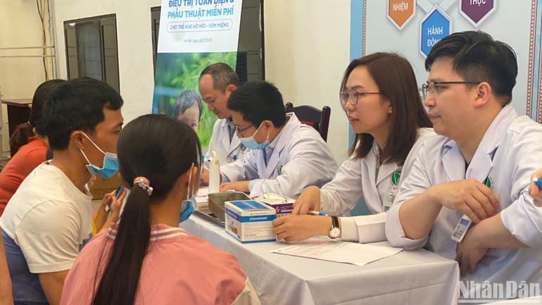 Trẻ tái khám sau khi được phẫu thuật sứt môi-hở hàm ếch.