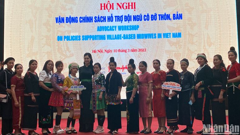 Các cô đỡ thôn bản tham dự hội nghị.