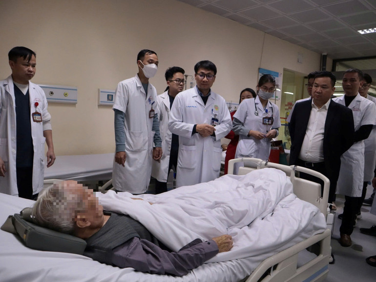 Các y, bác sĩ thăm hỏi động viên người bệnh.