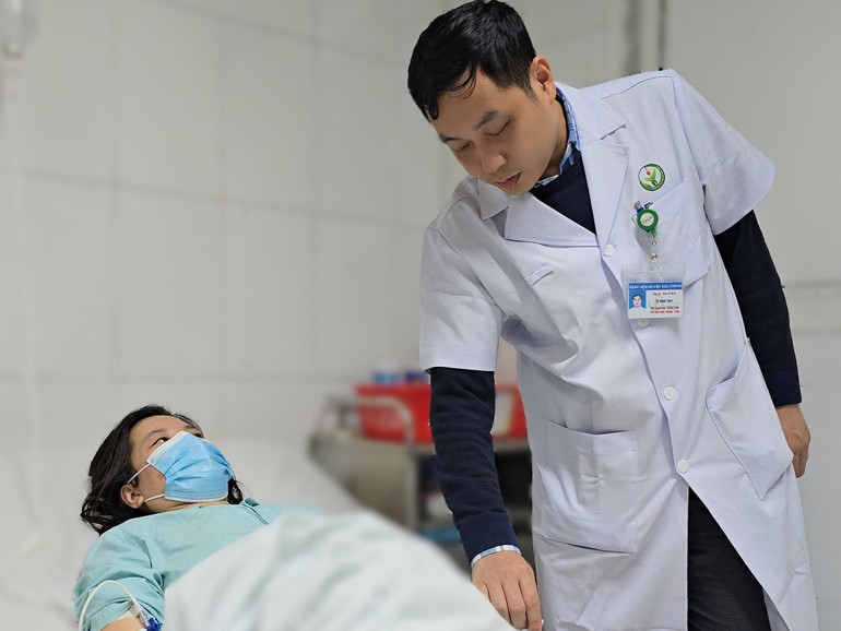 Bác sĩ chuyên khoa II Lê Nhật Huy, Phó Giám đốc Trung tâm Phẫu thuật Đại trực tràng-Tầng sinh môn, Bệnh viện Hữu nghị Việt Đức thăm khám cho người bệnh sau phẫu thuật.