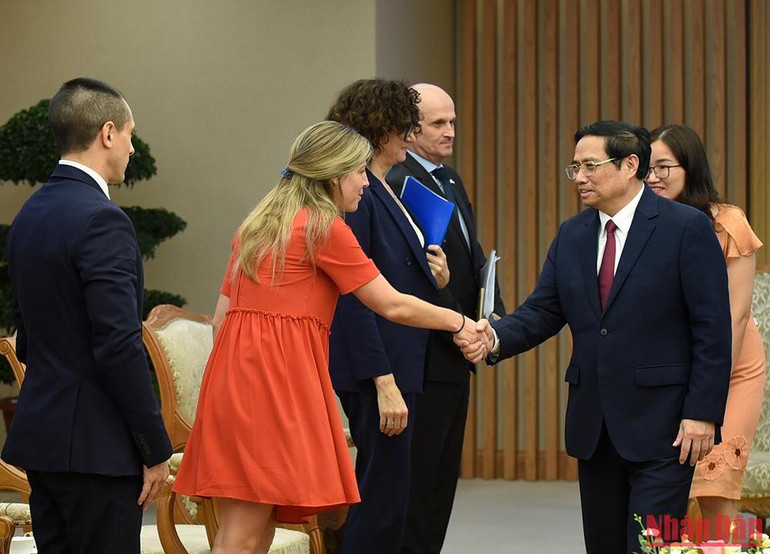 Thủ tướng Phạm Minh Chính với các thành viên trong Đoàn Bộ Ngoại giao, Ngoại thương và Tôn giáo Argentina.