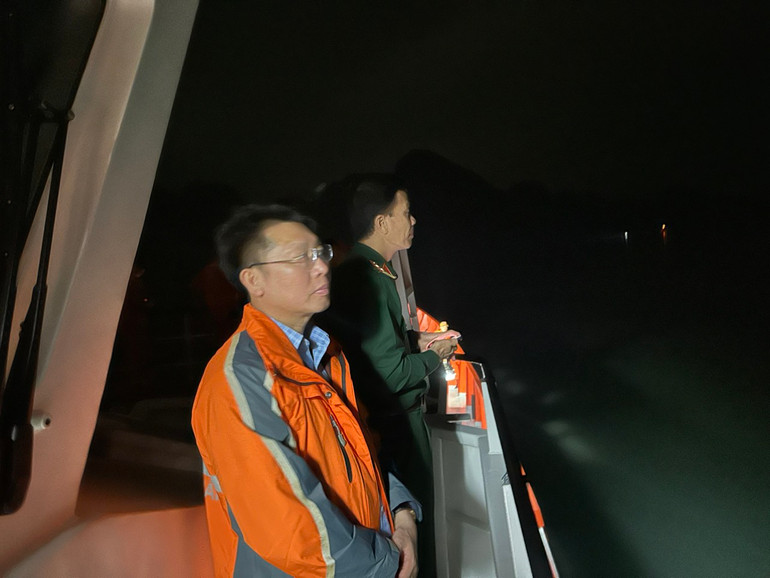 Ông Bùi Văn Minh, Tổng Giám đốc Trung tâm Phối hợp tìm kiếm, cứu nạn hàng hải Việt Nam cùng các cán bộ chuyên gia nhiều kinh nghiệm trong lĩnh vực tìm kiếm cứu nạn hàng không, hàng hải trên tàu SAR-411 tham gia tìm kiếm.