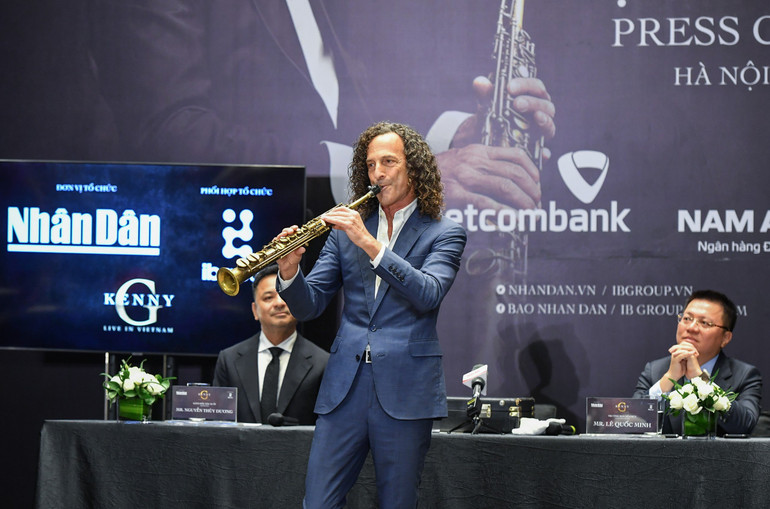 Nghệ sĩ Kenny G trình diễn một đoạn trong tác phẩm Forever in love. (Ảnh: THÀNH ĐẠT) Nghệ sĩ Kenny G trình diễn một đoạn trong tác phẩm Forever in love. (Ảnh: THÀNH ĐẠT)