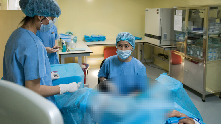 Phó Giáo sư, Tiến sĩ Vương Thị Ngọc Lan thực hiện thủ thuật chọc hút noãn.