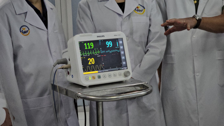 Bệnh nhân nằm phòng hồi sức tích cực được theo dõi sát sao.