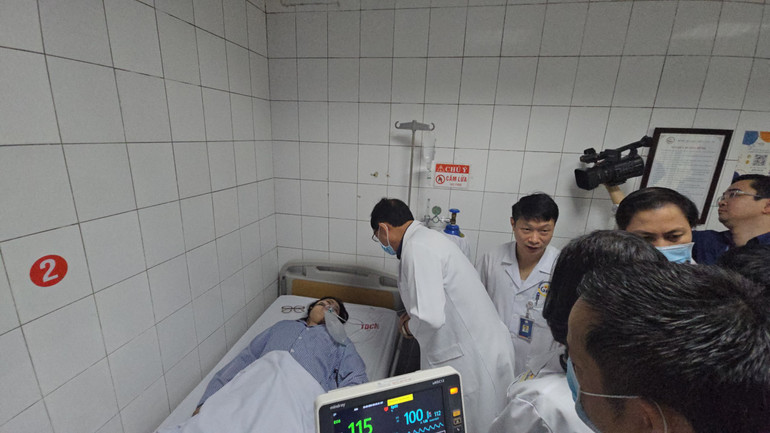 Thăm hỏi bệnh nhân đang nằm điều trị tại bệnh viện.