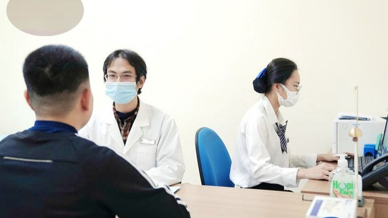 Bác sĩ Đào Trần Tiến thăm khám cho người bệnh. Bác sĩ Đào Trần Tiến thăm khám cho người bệnh.