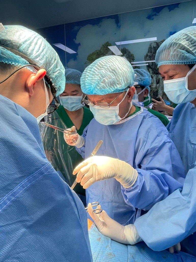 Các bác sĩ tiến hành ghép phổi cho người bệnh tại Bệnh viện Phổi Trung ương.