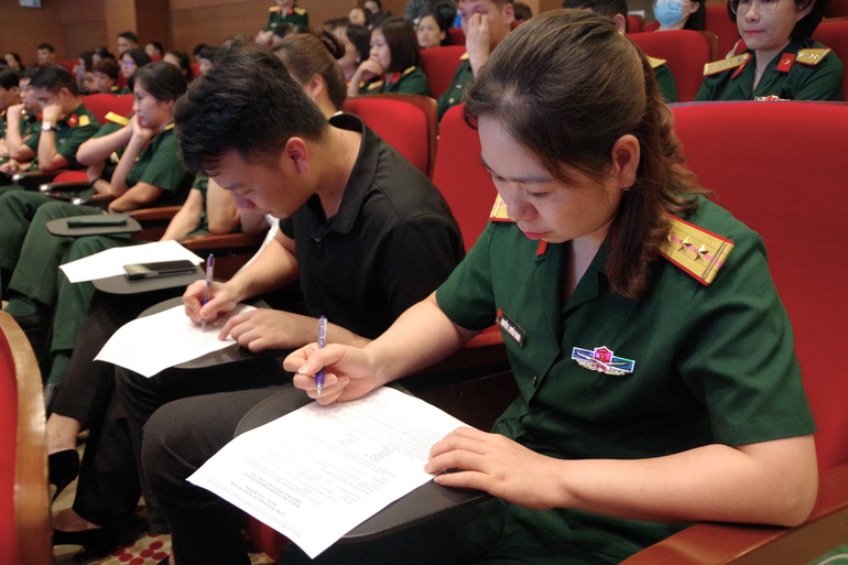 Cán bộ, nhân viên bệnh viện đăng ký hiến mô, tạng trong chương trình.