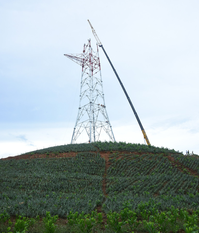 Thi công dựng cột VT22.