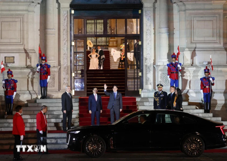 Chủ tịch nước Lương Cường và Phó Thủ tướng, Bộ trưởng Ngoại giao Bùi Thanh Sơn đến dự Tiệc chiêu đãi chính thức các nhà lãnh đạo APEC. (Ảnh: LÂM KHÁNH/TTXVN)