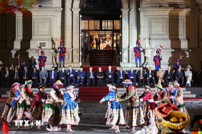 Chủ tịch nước Lương Cường và các nhà lãnh đạo APEC xem xem chương trình nghệ thuật tại tiệc chiêu đãi chính thức. (Ảnh: LÂM KHÁNH/TTXVN)