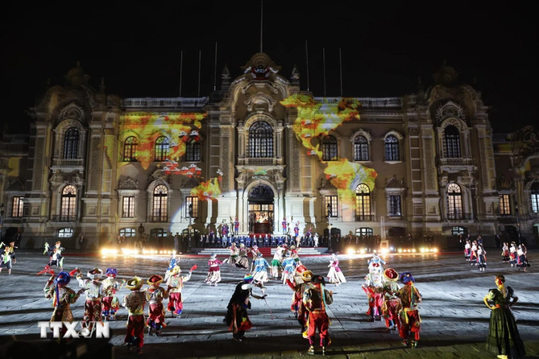 Chương trình nghệ thuật chào mừng các nhà lãnh đạo APEC. (Ảnh: LÂM KHÁNH/TTXVN)