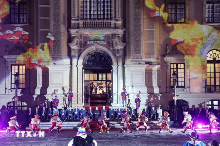 Các nhà lãnh đạo APEC xem chương trình nghệ thuật chào mừng. (Ảnh: LÂM KHÁNH/TTXVN)