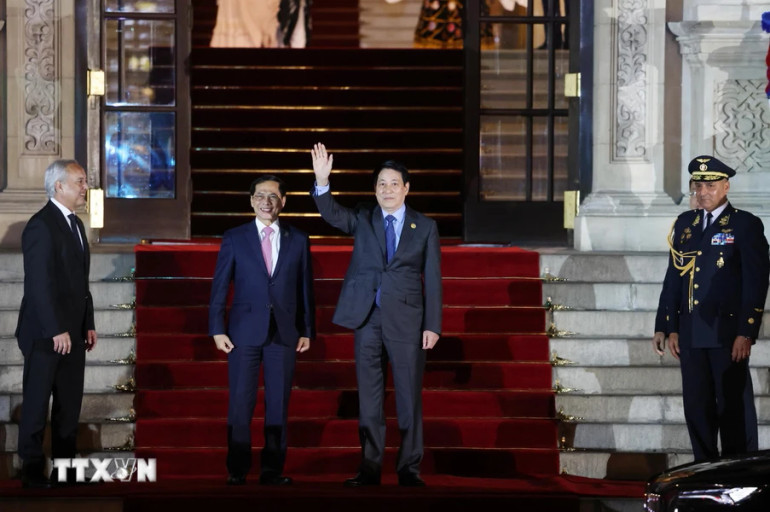 Chủ tịch nước Lương Cường và Phó Thủ tướng, Bộ trưởng Ngoại giao Bùi Thanh Sơn đến dự Tiệc chiêu đãi chính thức các nhà lãnh đạo APEC. (Ảnh: LÂM KHÁNH/TTXVN)