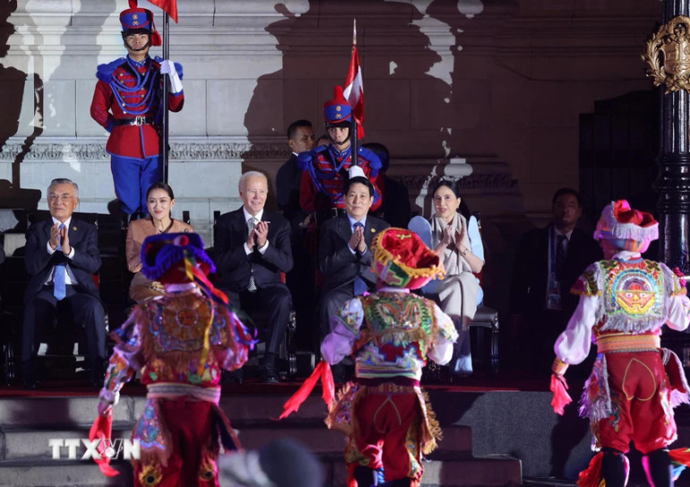 Chủ tịch nước Lương Cường và các nhà lãnh đạo APEC xem xem chương trình nghệ thuật tại tiệc chiêu đãi chính thức. (Ảnh: LÂM KHÁNH/TTXVN)