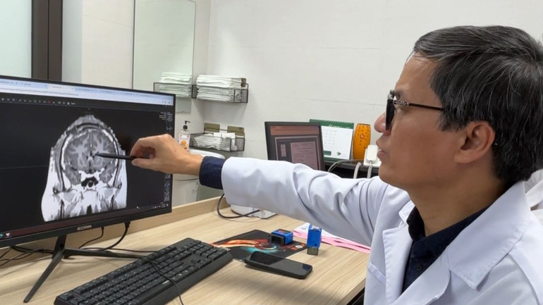 Phó Giáo sư, Tiến sĩ Đồng Văn Hệ phân tích về ca phẫu thuật cho người bệnh.