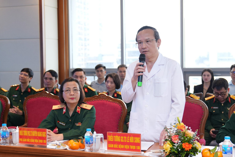 Thiếu tướng, Giáo sư, Tiến sĩ Lê Hữu Song, Giám đốc Bệnh viện Trung ương Quân đội 108 phát biểu.