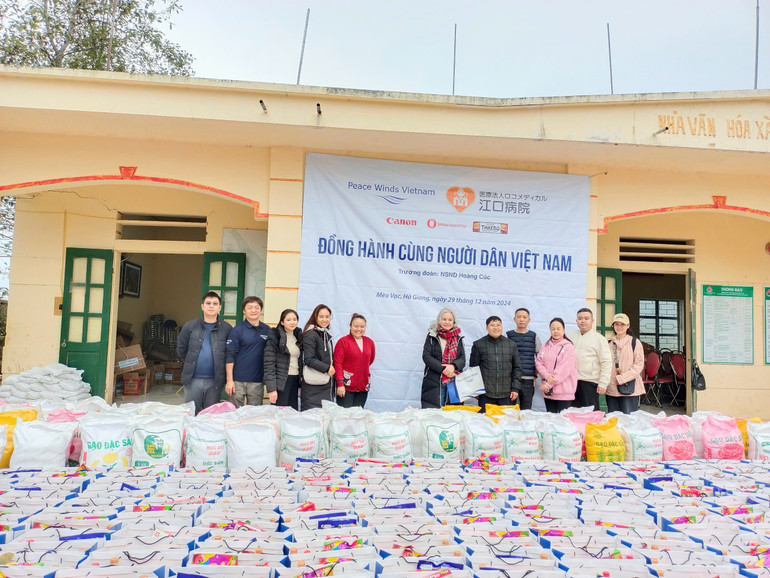 Đoàn thiện nguyện của tổ chức Peace Winds Việt Nam.
