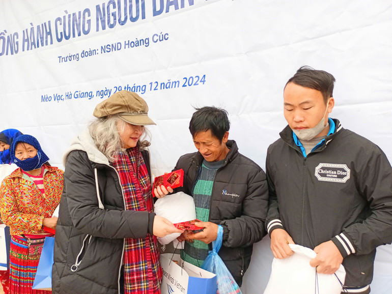 Người dân hân hoan khi nhận được những món quà tết nghĩa tình.